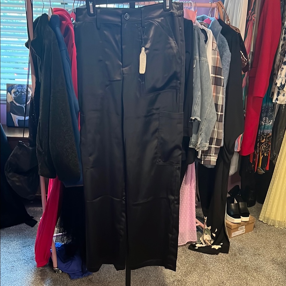 Bl cargo satin pant size M   NWT